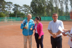 A-legidősebb-férfi-versnyzőnek-Kádár-Józsefnek-83-Dr.-Beró-Henrietta-alpolgármester-asszony-gratulál-másolata