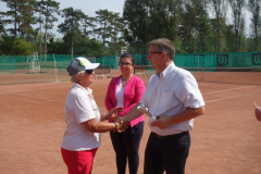A-legidősebb-hölgy-versenyzőnek-Mary-Lounak-78-Michl-József-polgármester-úr-gratulál