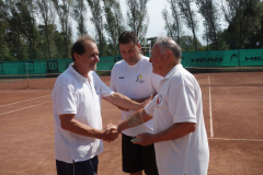 Szabó-Mihály-átveszi-az-emlékdíjat-Szabó-Barnabástól-és-Becker-Balázstól