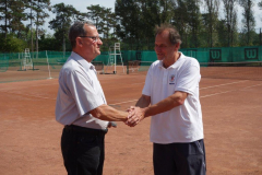 Szennyai-György-átveszi-az-emlékdíjat